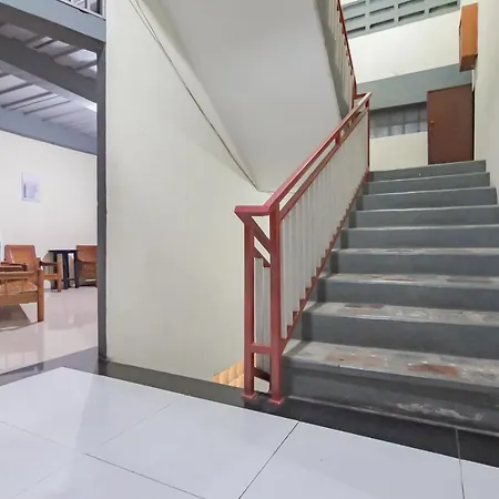 Reddoorz Syariah At Cigadung Raya Street Hotel
